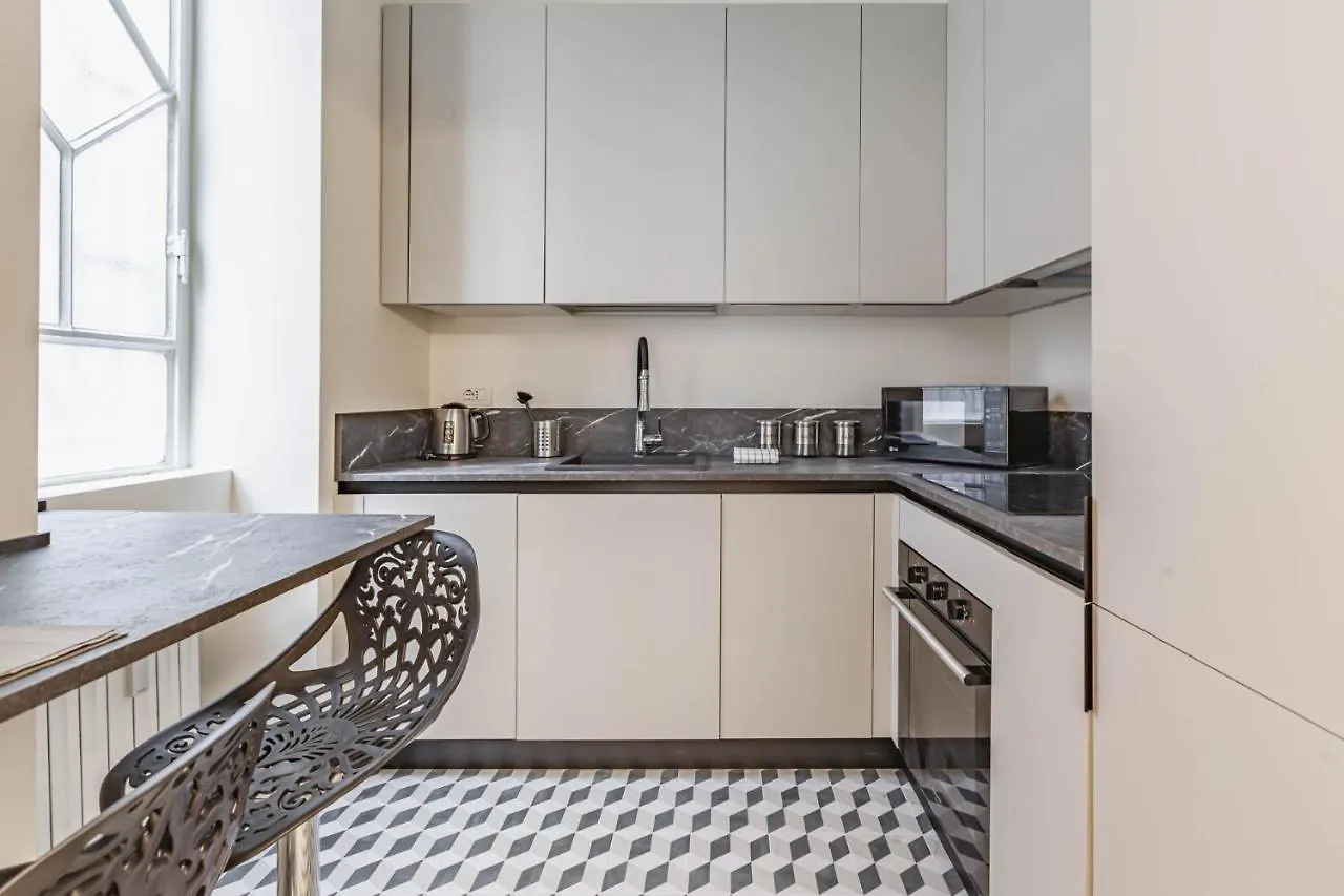 Easylife: Cozy Retreat in Milan's Historic Center Apartment