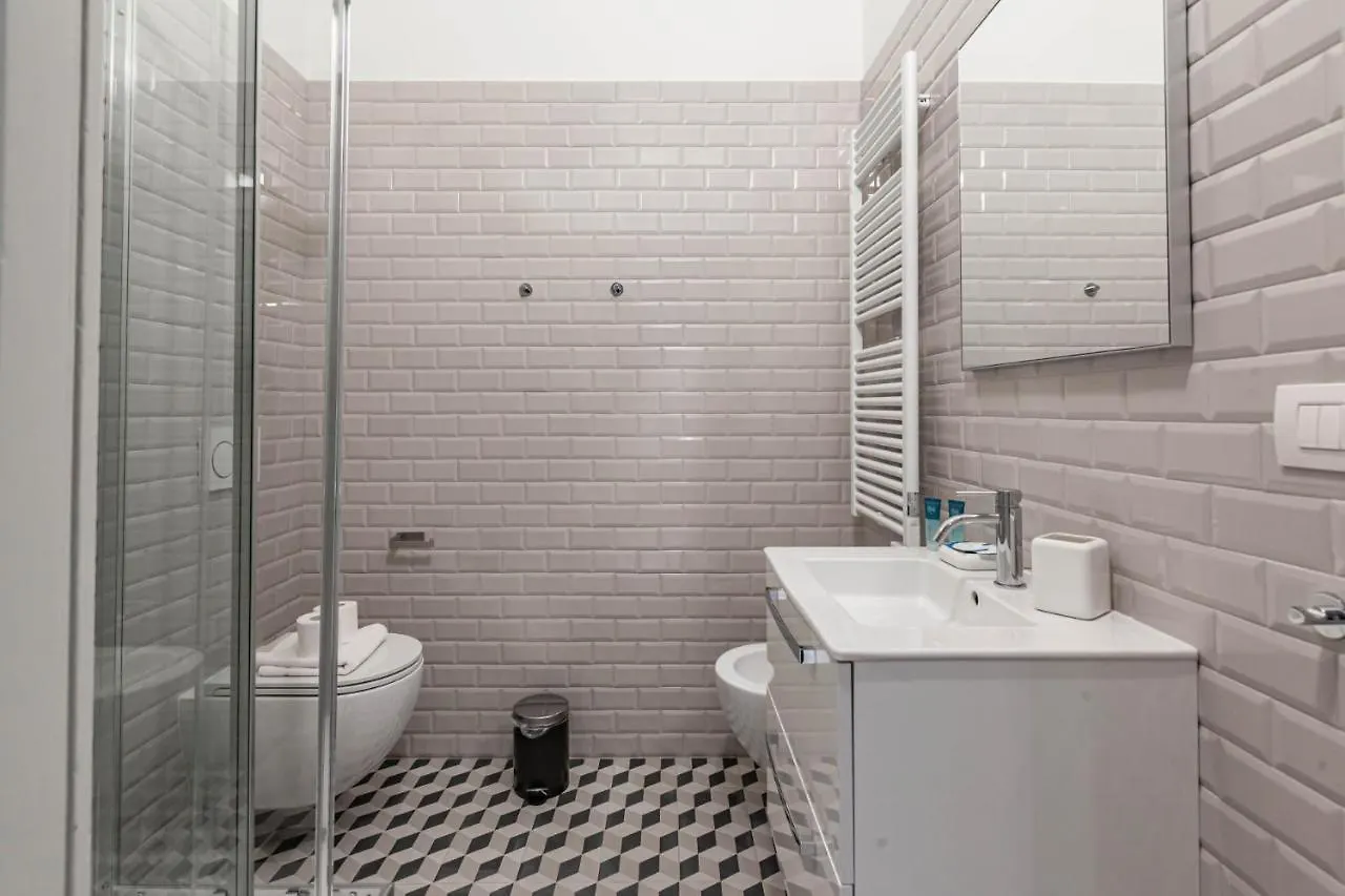 Easylife: Cozy Retreat in Milan's Historic Center Apartment