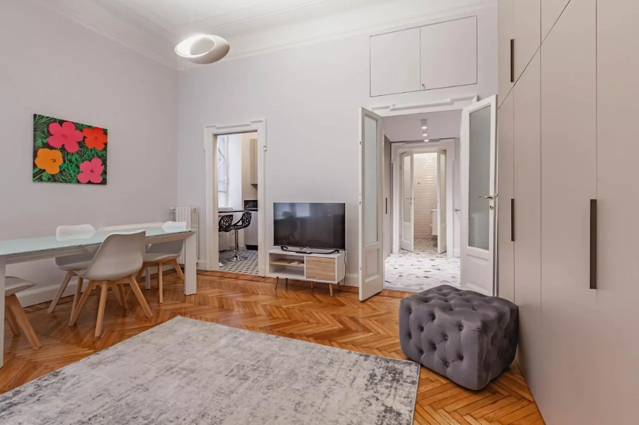 Easylife: Cozy Retreat in Milan's Historic Center Apartment