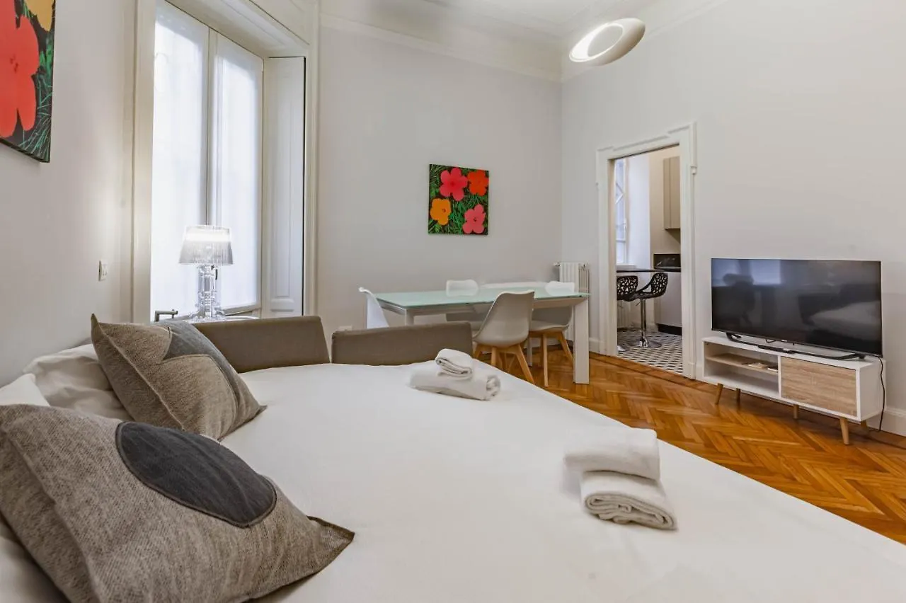 Easylife: Cozy Retreat in Milan's Historic Center Apartment